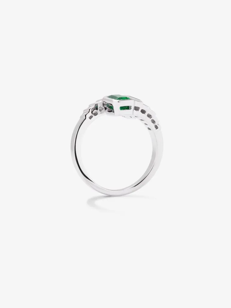 Anillo tú y yo de oro blanco de 18K con 2 esmeraldas verdes en talla octogonal con un total de 1,28 cts y 10 diamantes en talla baguette con un total de 0,57 cts