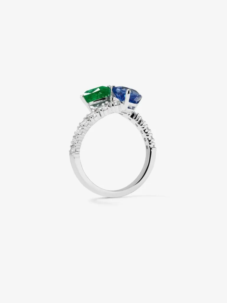 Anillo tú y yo de oro blanco de 18K con zafiro azul intenso en talla pera de 1,93 cts, esmeralda verde en talla pera de 0,89 cts y 14 diamantes en talla brillante con un total de 0,89 cts