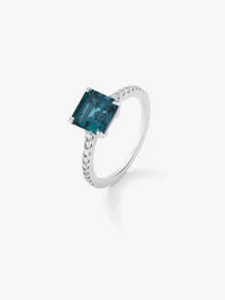 Anillo tipo solitario de oro blanco de 18K con topacio azul london 1,2 cts y diamantes blancos en talla brillante