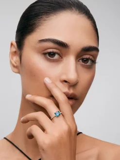 Anillo tipo solitario de oro blanco de 18K con topacio azul london 1,2 cts y diamantes blancos en talla brillante