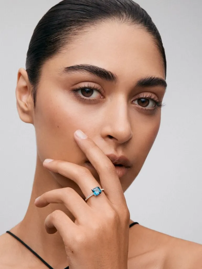 Anillo tipo solitario de oro blanco de 18K con topacio azul london 1,2 cts y diamantes blancos en talla brillante