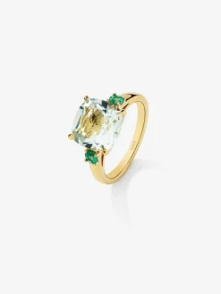Anillo tresillo de oro amarillo de 18K con amatista verde en talla cushion de 3,95 cts y esmeraldas verdes en talla brillante de 0,25 cts