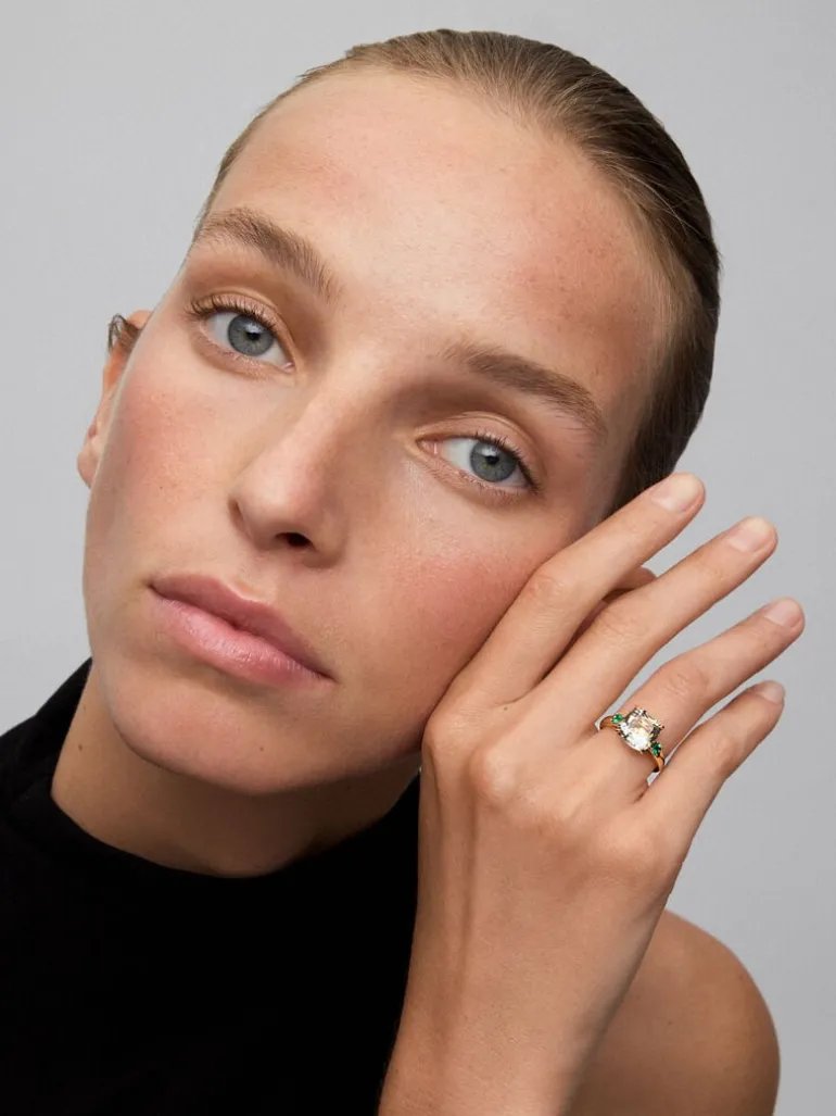 Anillo tresillo de oro amarillo de 18K con amatista verde en talla cushion de 3,95 cts y esmeraldas verdes en talla brillante de 0,25 cts