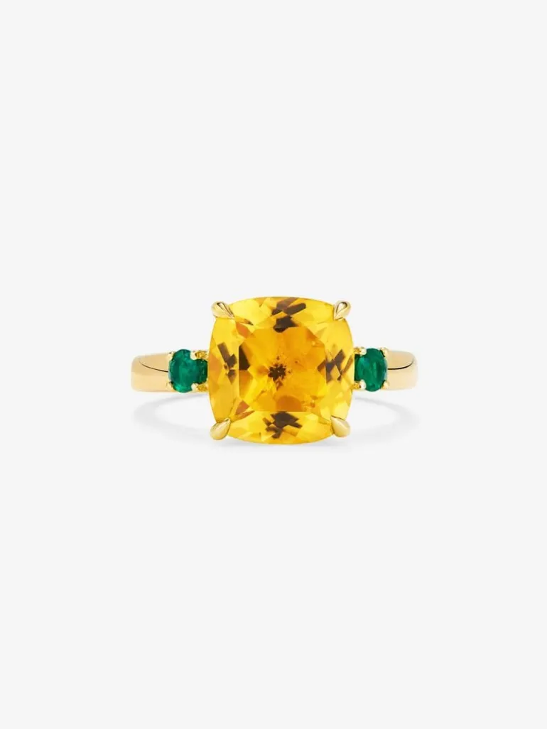 Anillo tresillo de oro amarillo de 18K con cuarzo citrino en talla cushion de 3,55 cts y esmeraldas verdes en talla brillante de 0,25 cts