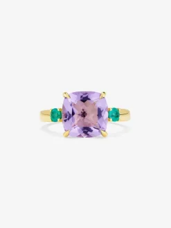 Anillo tresillo de oro amarillo de 18K con amatista morada en talla cushion de 3,53 cts y 2 esmeraldas verdes en talla brillante con un total de 0,19 cts