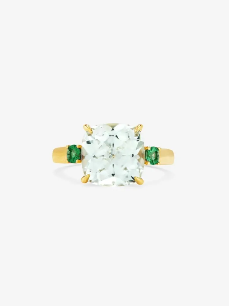 Anillo tresillo de oro amarillo de 18K con amatista verde en talla cushion de 3,95 cts y esmeraldas verdes en talla brillante de 0,25 cts