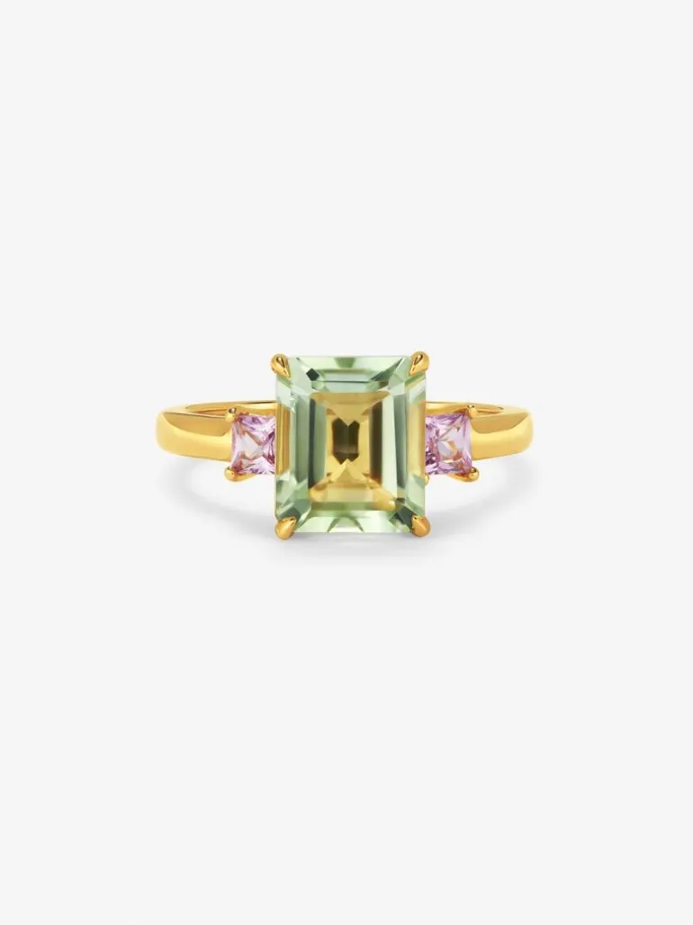 Anillo tresillo de oro amarillo de 18K con amatista verde en talla esmeralda de 2,53 cts y 2 zafiros rosas en talla princesa con un total de 0,41 cts