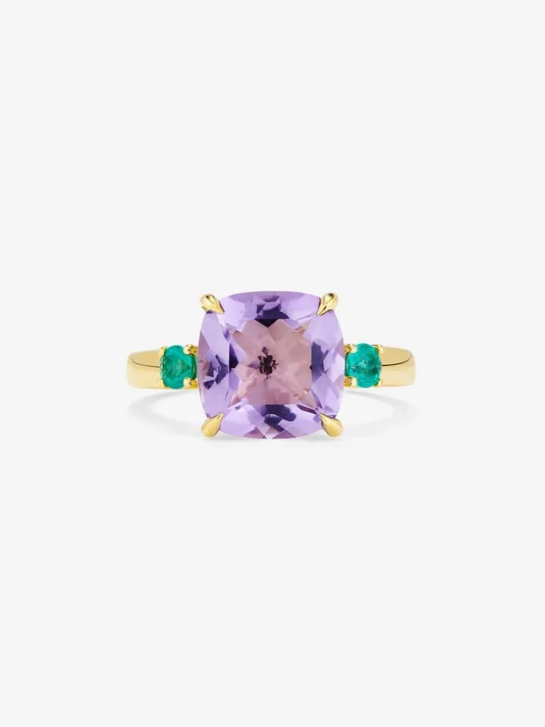 Anillo tresillo de oro amarillo de 18K con amatista morada en talla cushion de 3,53 cts y 2 esmeraldas verdes en talla brillante con un total de 0,19 cts