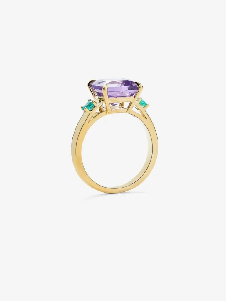 Anillo tresillo de oro amarillo de 18K con amatista morada en talla cushion de 3,53 cts y 2 esmeraldas verdes en talla brillante con un total de 0,19 cts