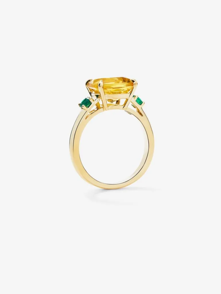 Anillo tresillo de oro amarillo de 18K con cuarzo citrino en talla cushion de 3,55 cts y esmeraldas verdes en talla brillante de 0,25 cts