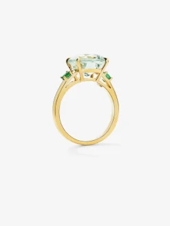 Anillo tresillo de oro amarillo de 18K con amatista verde en talla cushion de 3,95 cts y esmeraldas verdes en talla brillante de 0,25 cts