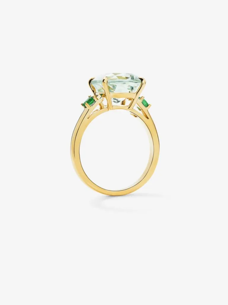 Anillo tresillo de oro amarillo de 18K con amatista verde en talla cushion de 3,95 cts y esmeraldas verdes en talla brillante de 0,25 cts