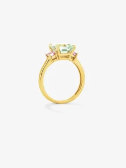 Anillo tresillo de oro amarillo de 18K con amatista verde en talla esmeralda de 2,53 cts y 2 zafiros rosas en talla princesa con un total de 0,41 cts