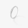 Anillo tresillo de oro blanco de 18K con 3 diamantes centrales en talla brillante con un total de  0,19 cts y brazo de 12 diamantes en talla brillante con un total de 0,09 cts