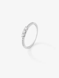 Anillo tresillo de oro blanco de 18K con 3 diamantes centrales en talla brillante con un total de 0,19 cts y brazo de 12 diamantes en talla brillante con un total de 0,09 cts
