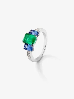 Anillo tresillo de oro blanco de 18K con esmeralda verde en talla octogonal de 1,58 cts, zafiros azules en talla octogonal de 1,28 cts y diamantes blancos en talla brillante de 0,2 cts