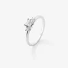 Anillo tresillo de oro blanco de 18K con diamante en talla princesa de 0,4 cts y 2 diamantes en talla brillante con un total de 0,14 cts