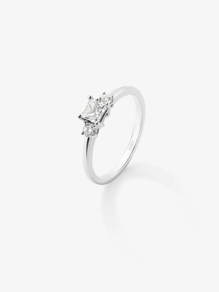 Anillo tresillo de oro blanco de 18K con diamante en talla princesa de 0,4 cts y 2 diamantes en talla brillante con un total de 0,14 cts