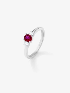 Anillo tresillo de oro blanco de 18K con rubí en talla oval de 0,45 cts y 2 diamantes en talla brillante con un total de 0,2 cts