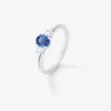 Anillo tresillo de oro blanco de 18K con zafiro azul en talla oval de 0,48 cts y 2 diamantes en talla brillante con un total de 0,24 cts