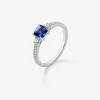 Anillo tresillo de oro blanco de 18K con zafiro azul en talla octogonal de 0,7 cts y 2 diamantes en talla brillante con un total de 0,26 cts