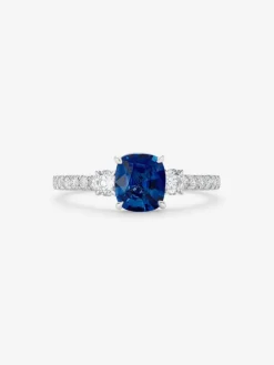 Anillo tresillo de oro blanco de 18K con zafiro azul royal en talla cushion de 1,15 cts y diamantes en talla brillante con un total de 0,37 cts