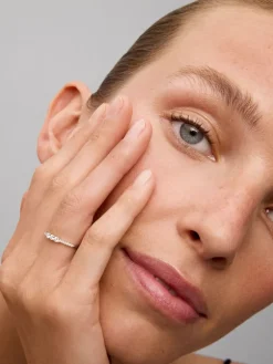 Anillo tresillo de oro blanco de 18K con 3 diamantes centrales en talla brillante con un total de  0,19 cts y brazo de 12 diamantes en talla brillante con un total de 0,09 cts