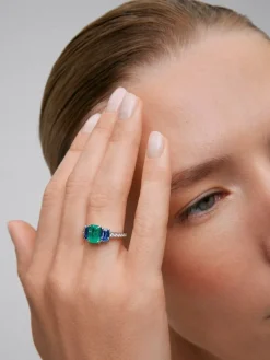 Anillo tresillo de oro blanco de 18K con esmeralda verde en talla octogonal de 1,88 cts, zafiros azules en talla octogonal de 1,14 cts y diamantes blancos en talla brillante de 0,02 cts