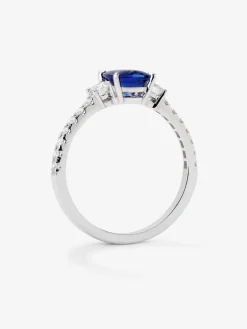 Anillo tresillo de oro blanco de 18K con zafiro azul royal en talla cushion de 1,15 cts y diamantes en talla brillante con un total de 0,37 cts