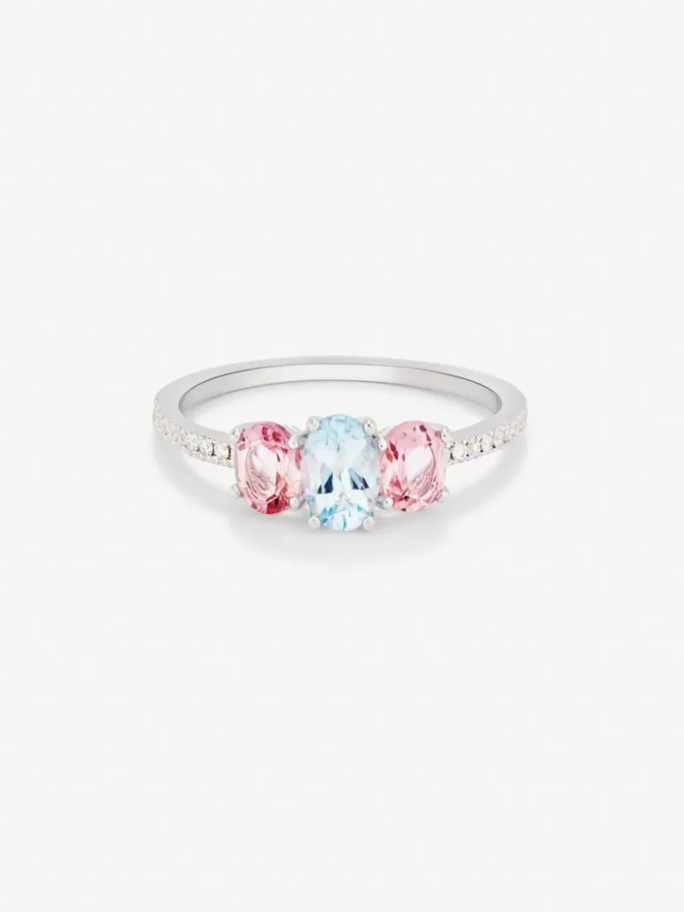 Anillo tresillo de oro blanco de 18K con aguamarina en talla oval de 0,4 cts, 2 turmalinas rosas en talla oval con un total de 0,7 cts y 20 diamantes en talla brillante con un total de 0,1 cts