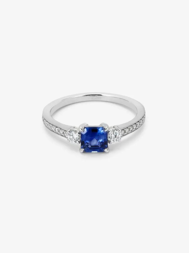 Anillo tresillo de oro blanco de 18K con zafiro azul en talla octogonal de 0,7 cts y 2 diamantes en talla brillante con un total de 0,26 cts