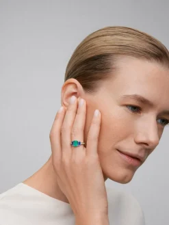 Anillo tresillo de oro blanco de 18K con esmeralda verde en talla octogonal de 1,88 cts, zafiros azules en talla octogonal de 1,14 cts y diamantes blancos en talla brillante de 0,02 cts