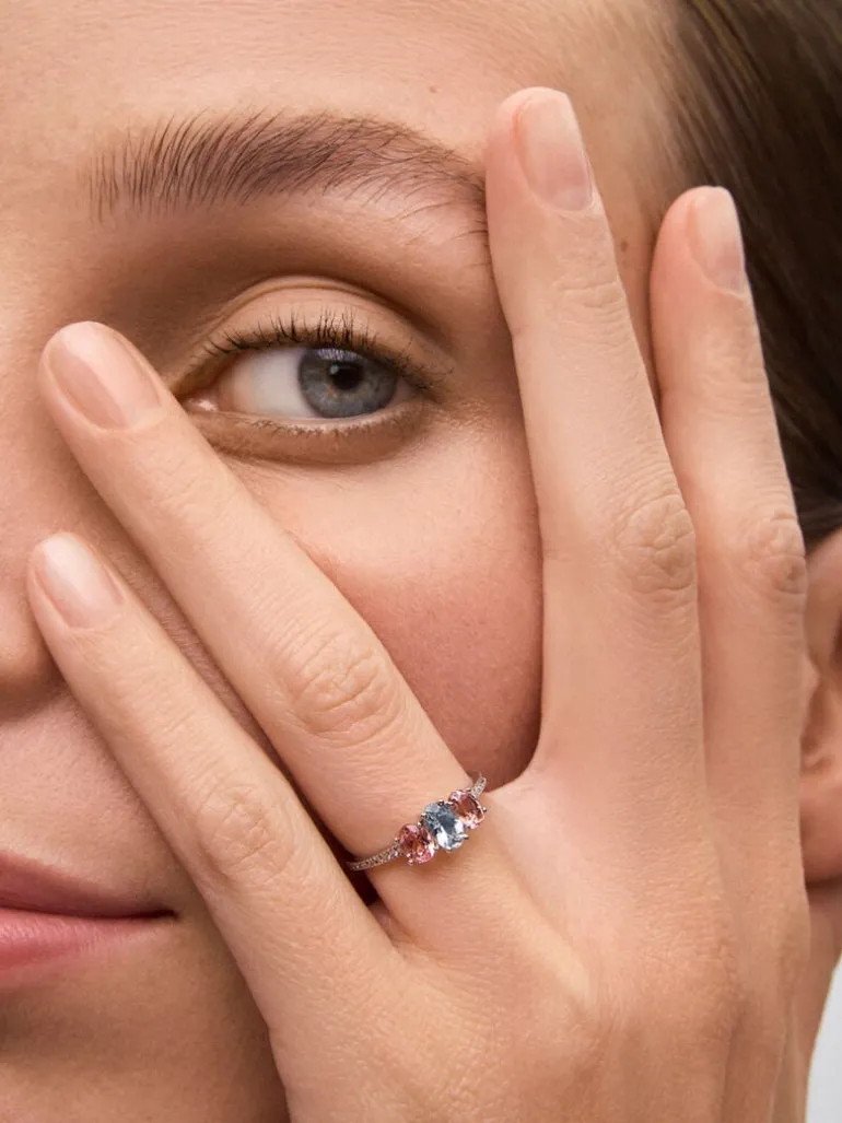 Anillo tresillo de oro blanco de 18K con aguamarina en talla oval de 0,4 cts, 2 turmalinas rosas en talla oval con un total de 0,7 cts y 20 diamantes en talla brillante con un total de 0,1 cts