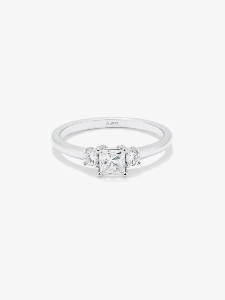 Anillo tresillo de oro blanco de 18K con diamante en talla princesa de 0,4 cts y 2 diamantes en talla brillante con un total de 0,14 cts