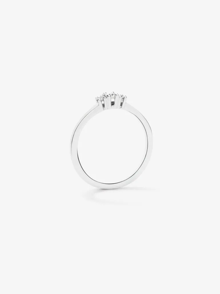 Anillo tresillo de oro blanco de 18K con diamantes