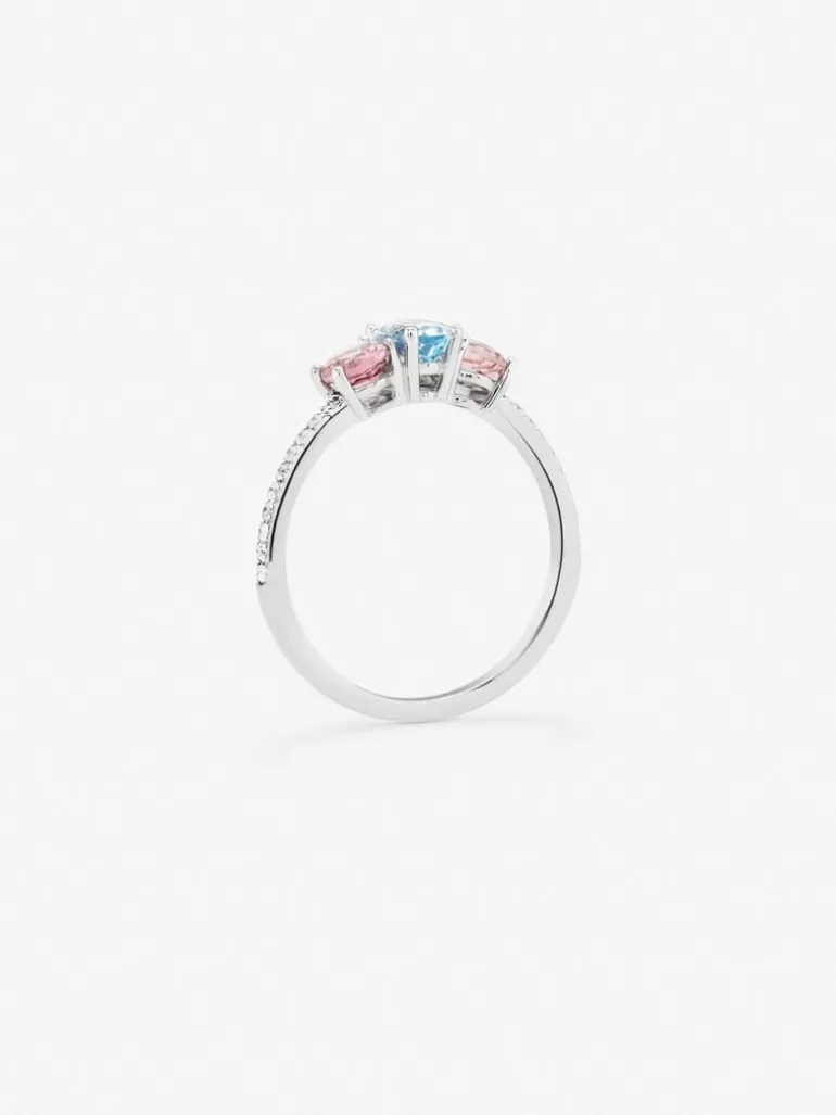Anillo tresillo de oro blanco de 18K con aguamarina en talla oval de 0,4 cts, 2 turmalinas rosas en talla oval con un total de 0,7 cts y 20 diamantes en talla brillante con un total de 0,1 cts