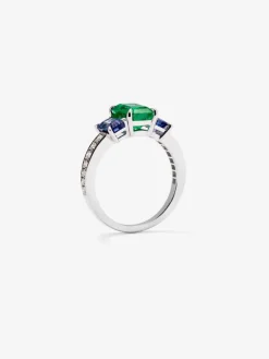 Anillo tresillo de oro blanco de 18K con esmeralda verde en talla octogonal de 1,88 cts, zafiros azules en talla octogonal de 1,14 cts y diamantes blancos en talla brillante de 0,02 cts
