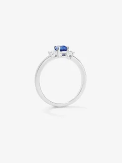 Anillo tresillo de oro blanco de 18K con zafiro azul en talla oval de 0,48 cts y 2 diamantes en talla brillante con un total de 0,24 cts