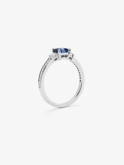 Anillo tresillo de oro blanco de 18K con zafiro azul en talla octogonal de 0,7 cts y 2 diamantes en talla brillante con un total de 0,26 cts