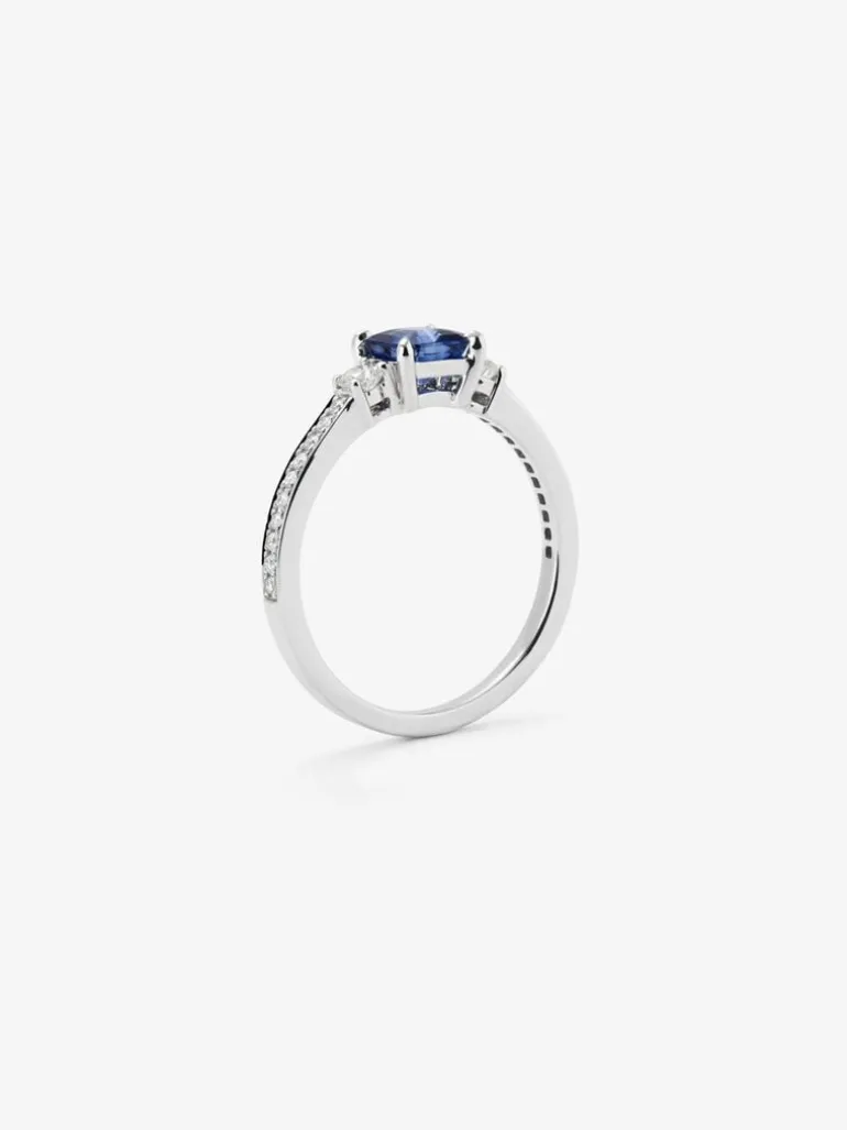 Anillo tresillo de oro blanco de 18K con zafiro azul en talla octogonal de 0,7 cts y 2 diamantes en talla brillante con un total de 0,26 cts