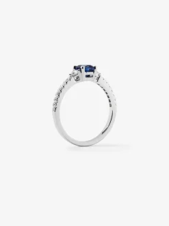 Anillo tresillo de oro blanco de 18K con zafiro azul cornflower en talla cushion de 1,09 cts y 16 diamantes en talla brillante con un total de 0,28 cts