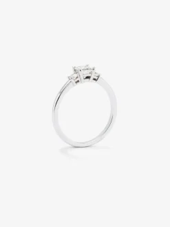 Anillo tresillo de oro blanco de 18K con diamante en talla princesa de 0,4 cts y 2 diamantes en talla brillante con un total de 0,14 cts
