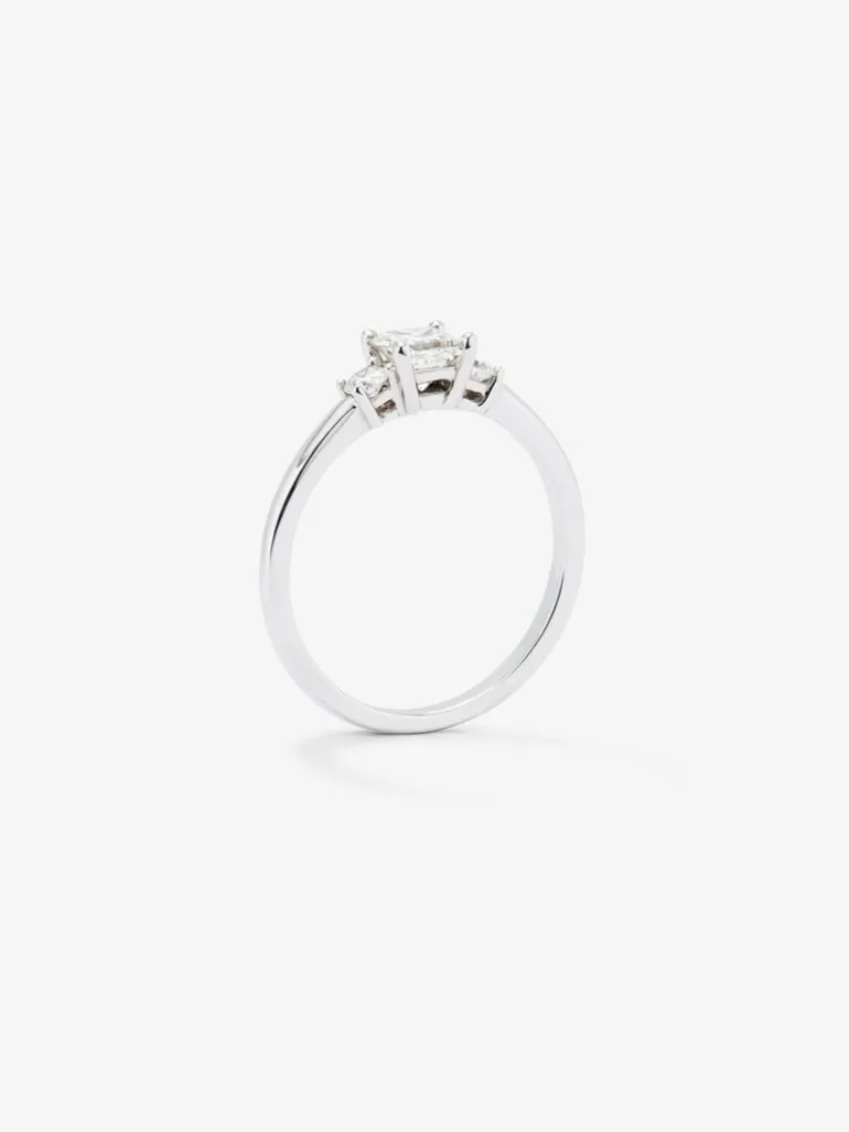 Anillo tresillo de oro blanco de 18K con diamante en talla princesa de 0,4 cts y 2 diamantes en talla brillante con un total de 0,14 cts