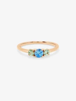 Anillo tresillo de oro rosa de 18K con zafiro azul y 2 zafiros verdes en talla brillante con un total de 0,55 cts