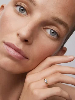Anillo tresillo de oro rosa de 18K con zafiro azul y 2 zafiros verdes en talla brillante con un total de 0,55 cts