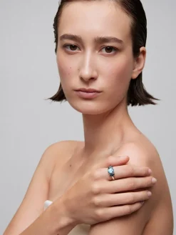Anillo tresillo de plata 925 con un topacio azul sky en talla oval de 2,31 cts y 2 topacios azul london en talla oval con un total de 1,71 cts