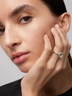 Anillo tresillo de plata 925 con amatista verde en talla cushion de 3,95 cts y 2 diamantes en talla brillante con un total de 0,12 cts