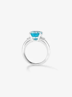 Anillo tresillo de plata 925 con topacio azul sky en talla oval de 3,78 cts y 2 diamantes en talla brillante con un total de 0,11 cts