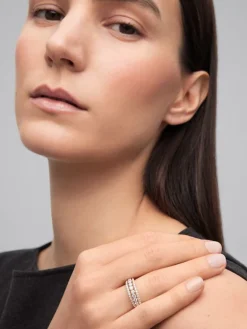 Anillo triple de oro amarillo de 18K con 45 diamantes en talla brillante con un total de 0,93 cts