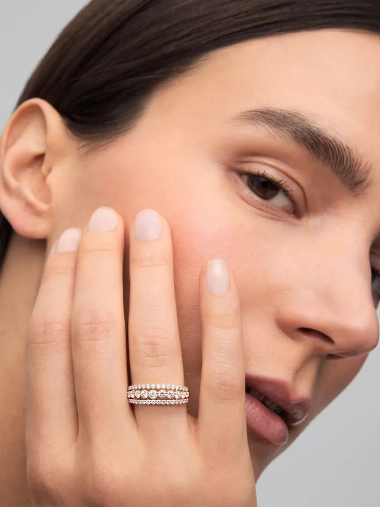 Anillo triple de oro amarillo de 18K con 45 diamantes en talla brillante con un total de 0,93 cts